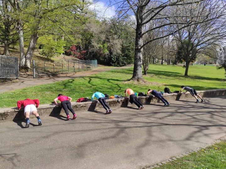Choisissez votre thématique de séance et réalisez-la en groupe dans notre salle de sport à Bayonne